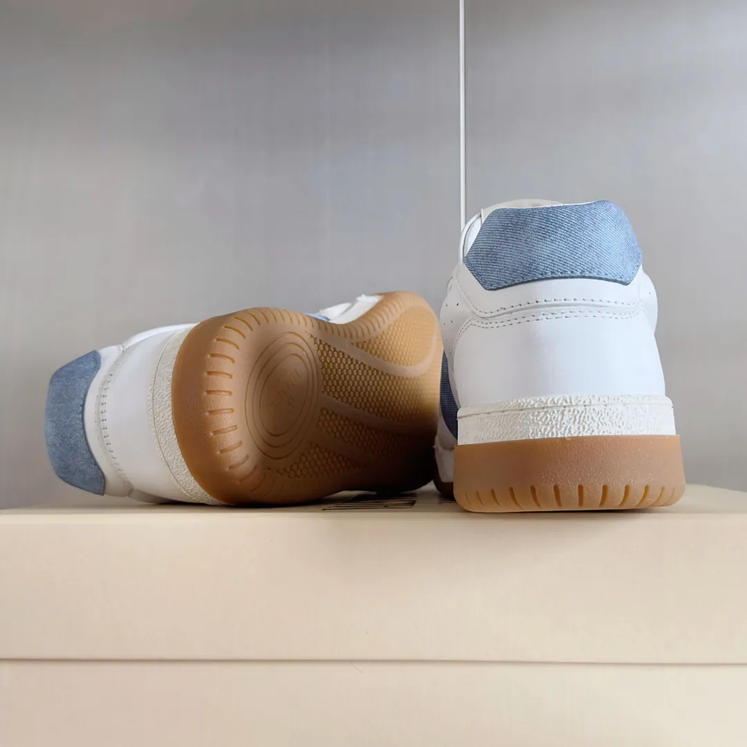 [Valentino] P: 800💰 Couple model, size: ▪️Size: Women's model 35-40 / Men's model 39-44 (45 customized) Valentino Valentino Couple model Joie de Jouer series Velcro Thick sole Bread shoes Couple model Casual sports shoes White shoes Original purchase and development Production Joie de Jouer series The style is simple but not out of style. The pure white base is paired with fresh green and soft beige, and the unique Velcro design highlights your personality. Every detail tells the fashion and quality. Wear it, take a confident step, and start the fashion journey. Exquisite packaging at the delivery counter🛍📦 ▪️Fabrics: Original custom imported first-layer cowhide ▪️Inner lining: Original custom-made soft sheepskin lining ▪️Outsole: Original open-molded anti-slip TPU material ▪️Sole thickness: 3.5CM